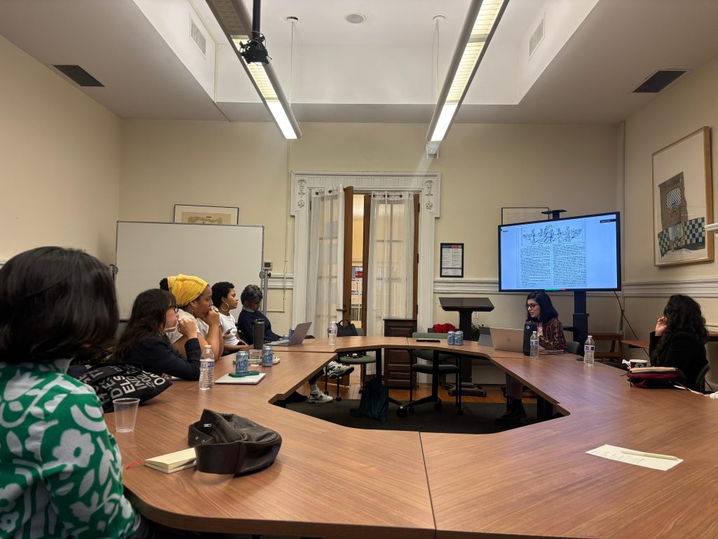 Bolsista e doutorado sanduíche nos EUA, Daniela Nigri em conferência na Columbia University com diversas pessoas em volta de uma mesa